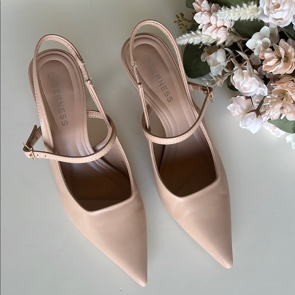 ANASTASIA Slingback Pump in Beige / Nude